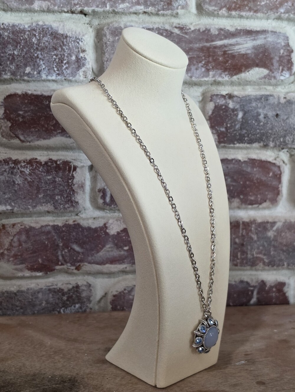 Vintage Avon 1980's Blue Sun Burst Stone Rhinestone Pendant Necklace